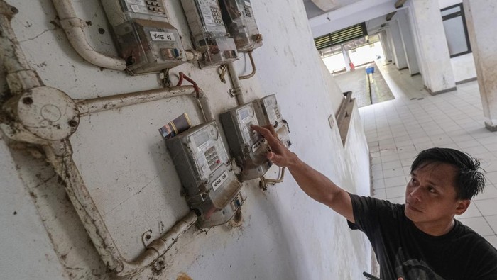 Diskon Tarif Listrik 50 Persen, Pemerintah Ringankan Beban Ekonomi Rumah Tangga Warga mengisi nomor token pada meteran listrik di Rusunawa Puday, Kendari, Sulawesi Tenggara, Selasa (27/5/2025). Pemerintah melalui Kementerian Badan Usaha Milik Negara (BUMN) memberikan diskon tarif listrik sebesar 50 persen selama bulan Juni dan Juli 2025 bagi 79,3 juta rumah tangga dengan daya listrik dibawah 1.300 VA sebagai bagian dari program stimulus ekonomi nasional sekaligus membantu masyarakat yang membutuhkan. ANTARA FOTO/Andry Denisah