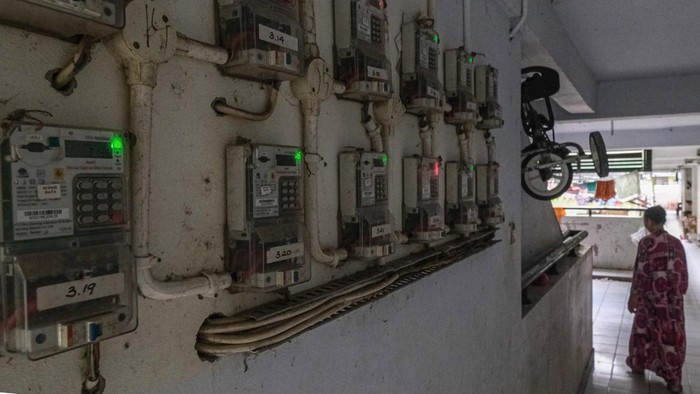 Diskon Tarif Listrik 50 Persen, Pemerintah Ringankan Beban Ekonomi Rumah Tangga Warga mengisi nomor token pada meteran listrik di Rusunawa Puday, Kendari, Sulawesi Tenggara, Selasa (27/5/2025). Pemerintah melalui Kementerian Badan Usaha Milik Negara (BUMN) memberikan diskon tarif listrik sebesar 50 persen selama bulan Juni dan Juli 2025 bagi 79,3 juta rumah tangga dengan daya listrik dibawah 1.300 VA sebagai bagian dari program stimulus ekonomi nasional sekaligus membantu masyarakat yang membutuhkan. ANTARA FOTO/Andry Denisah