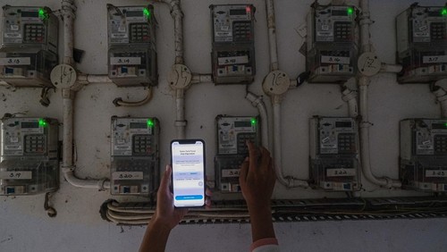 Warga mengisi nomor token pada meteran listrik di Rusunawa Puday, Kendari, Sulawesi Tenggara, Selasa (27/5/2025). Pemerintah melalui Kementerian Badan Usaha Milik Negara (BUMN) memberikan diskon tarif listrik sebesar 50 persen selama bulan Juni dan Juli 2025 bagi 79,3 juta rumah tangga dengan daya listrik dibawah 1.300 VA sebagai bagian dari program stimulus ekonomi nasional sekaligus membantu masyarakat yang membutuhkan. ANTARA FOTO/Andry Denisah