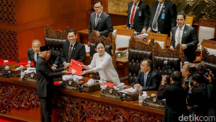 DPR RI menutup masa persidangan ke-19 dengan menyetujui naturalisasi empat pesepakbola putri. Paripurna juga menerima laporan BPK atas keuangan negara.