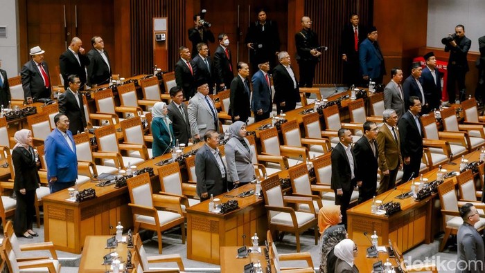 DPR RI menutup masa persidangan ke-19 dengan menyetujui naturalisasi empat pesepakbola putri. Paripurna juga menerima laporan BPK atas keuangan negara.