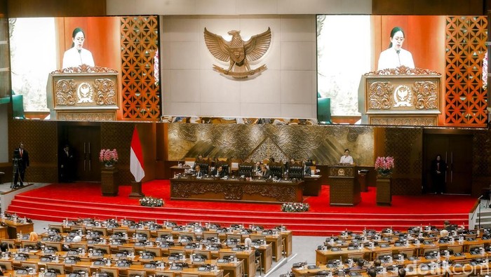 DPR Sahkan Naturalisasi Empat Pesepakbola Putri dalam Paripurna Penutupan Sidang DPR RI menutup masa persidangan ke-19 dengan menyetujui naturalisasi empat pesepakbola putri. Paripurna juga menerima laporan BPK atas keuangan negara.