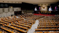 Wakil Ketua DPR Adies Kadir memimpin jalannya sidang paripurna yang turut dihadiri Ketua DPR Puan Maharani dan tiga pimpinan DPR lainnya.  