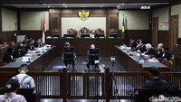 Mantan Direktur Utama PT Taspen Antonius NS Kosasih (kanan) dan mantan Direktur Utama PT Insight Investment Management Ekiawan Heri Primaryanto (kiri)  menjalani sidang di Pengadilan Tipikor, Jakarta, Selasa (27/5/2025).