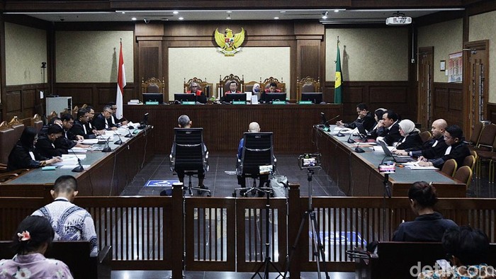 Mantan Direktur Utama PT Taspen Antonius NS Kosasih (kanan) dan mantan Direktur Utama PT Insight Investment Management Ekiawan Heri Primaryanto (kiri)  menjalani sidang di Pengadilan Tipikor, Jakarta, Selasa (27/5/2025). Sidang tersebut Jaksa Penuntut Umum membacakan dakwaan terkait kasus dugaan korupsi investasi fiktif pada PT Taspen tahun anggaran 2019. Antonius Nicholas Stephanus Kosasih didakwa merugikan negara Rp 1 triliun dalam kasus dugaan investasi fiktif. Jaksa meyakini Kosasih turut menikmati hasil korupsi dalam kasus ini