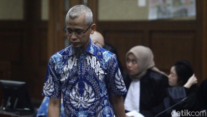 Mantan Direktur Utama PT Taspen Antonius NS Kosasih (kanan) dan mantan Direktur Utama PT Insight Investment Management Ekiawan Heri Primaryanto (kiri)  menjalani sidang di Pengadilan Tipikor, Jakarta, Selasa (27/5/2025). Sidang tersebut Jaksa Penuntut Umum membacakan dakwaan terkait kasus dugaan korupsi investasi fiktif pada PT Taspen tahun anggaran 2019. Antonius Nicholas Stephanus Kosasih didakwa merugikan negara Rp 1 triliun dalam kasus dugaan investasi fiktif. Jaksa meyakini Kosasih turut menikmati hasil korupsi dalam kasus ini