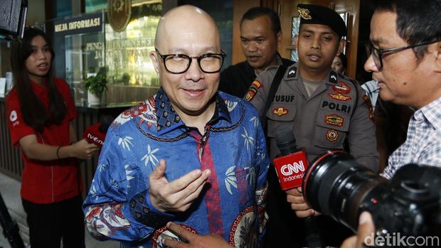 Mantan Direktur Utama PT Taspen Antonius NS Kosasih (kanan) dan mantan Direktur Utama PT Insight Investment Management Ekiawan Heri Primaryanto (kiri)  menjalani sidang di Pengadilan Tipikor, Jakarta, Selasa (27/5/2025). Sidang tersebut Jaksa Penuntut Umum membacakan dakwaan terkait kasus dugaan korupsi investasi fiktif pada PT Taspen tahun anggaran 2019. Antonius Nicholas Stephanus Kosasih didakwa merugikan negara Rp 1 triliun dalam kasus dugaan investasi fiktif. Jaksa meyakini Kosasih turut menikmati hasil korupsi dalam kasus ini
