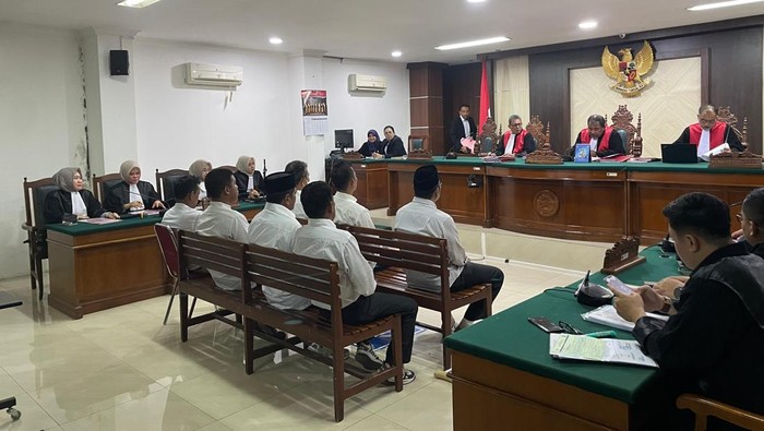 Eks Kadinsos Makassar Mukhtar Tahir dan 6 terdakwa lain menjalani sidang kasus korupsi bantuan COVID-19 di PN Makassar.
