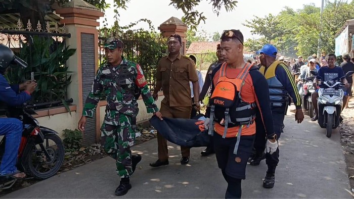 Evakuasi jasad korban tenggelam di Cirebon
