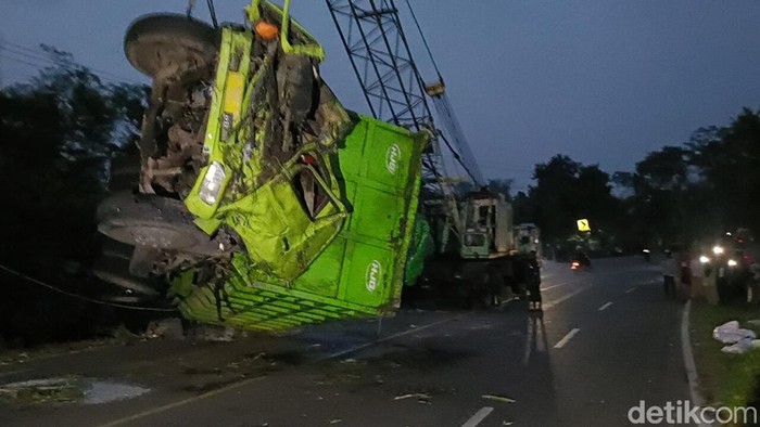 Evakuasi truk tabrak pikap dan motor tewaskan 4 korban di Probolinggo.