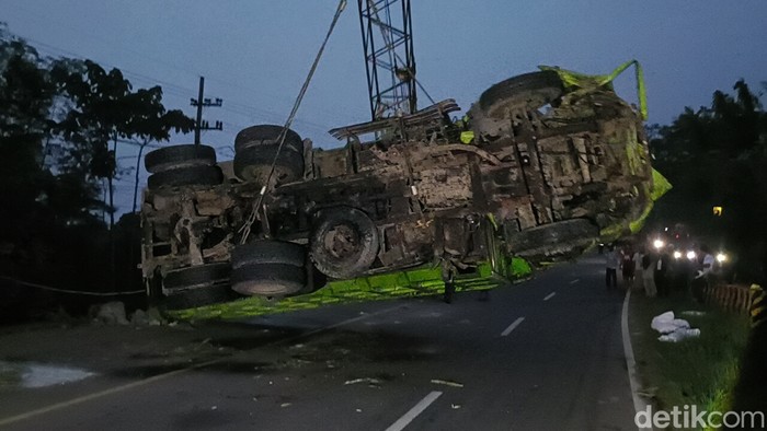Evakuasi truk tabrak pikap dan motor tewaskan 4 korban di Probolinggo.
