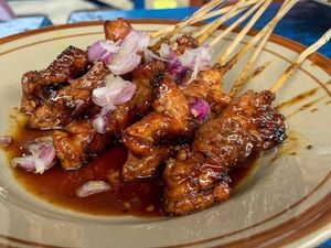 Fakta Sate Jamu di Solo hingga Hukum Muslim Pegang Daging Babi