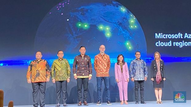 Foto bersama dalam acara Microsoft AI Tour, Selasa (27/5/2025). (CNBC Indonesia/Novina)
