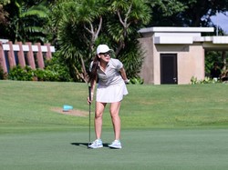 Foto: Gaya Luna Maya Tanding Golf, Stylish Pakai Rok Mini dan Sneakers