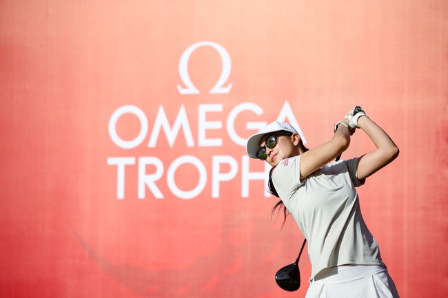 Luna Maya berhasil menyelesaikan turnamen ini meski tidak berhasil membawa hadiah utama. Selain Luna Maya, tampil pula Sigi Wimala dan Nia Ramadhani di Ladies Indonesia Omega Trophy 2025. (Foto: Dok. Omega Indonesia)