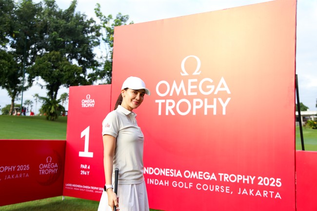 Perempuan kelahiran Bali, 26 Agustus 1983, ini diketahui mulai ‘kepincut’ golf semasa pandemi COVID-19.  Bahkan ketika melancong ke luar negeri untuk urusan pekerjaan atau liburan, ia akan menyempatkan bermain golf. (Foto: Dok. Omega Indonesia)