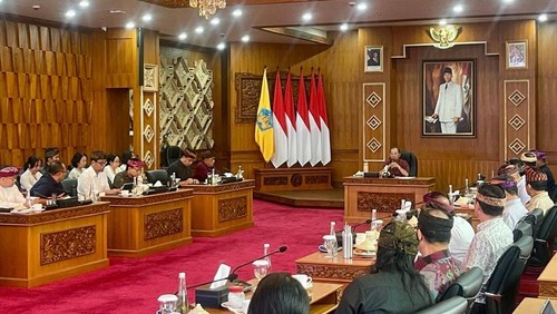 Gubernur Bali Wayan Koster saat memimpin rapat koordinasi bersama Tim Percepatan Pelaksanaan Layanan Kesehatan Tradisional. (Foto: Dok. Pemprov Bali)