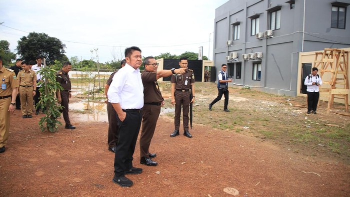 Gubernur Sumsel Herman Deru dan Kajati Sumsel Yulianto meninjau lokasi pembangunan RS Adhyaksa.