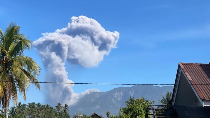 Gunung Marapi erupsi. (Foto: Istimewa).