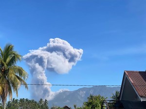 Gunung Marapi Erupsi 38 Detik Pagi Ini, Semburkan Abu Setinggi 800 Meter