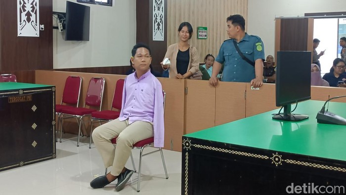 I Wayan Agus Suartama alias Agus Difabel saat sidang putusan di Pengadilan Negeri (PN) Mataram, Selasa (27/5/2025). (Foto: Abdurrasyid Efendi/detikBali)