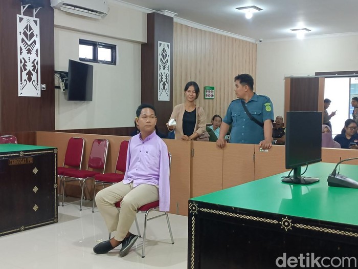 I Wayan Agus Suartama alias Agus Difabel saat sidang putusan di Pengadilan Negeri (PN) Mataram, Selasa (27/5/2025). (Foto: Abdurrasyid Efendi/detikBali)