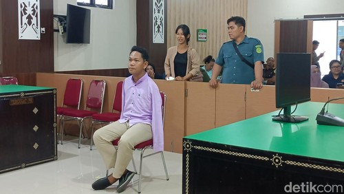 I Wayan Agus Suartama alias Agus Difabel saat sidang putusan di Pengadilan Negeri (PN) Mataram, Selasa (27/5/2025). (Foto: Abdurrasyid Efendi/detikBali)
