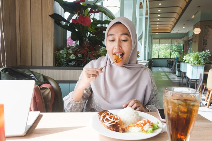 Ilustrasi muslim wanita makan
