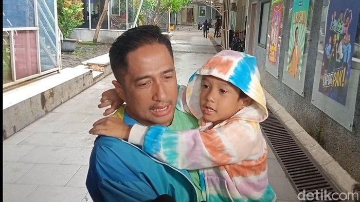 Irfan Hakim dan anaknya saat ditemui di kawasan Jakarta.