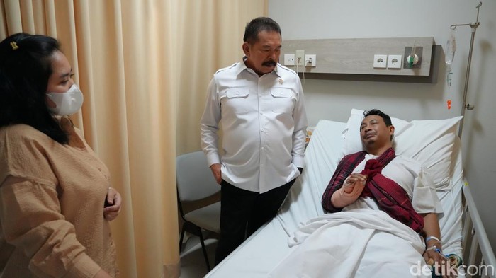 Jaksa Agung jenguk pegawai jadi korban pembacokan di Sawangan Depok. (Dok. ist) Jaksa Agung jenguk pegawai jadi korban pembacokan di Sawangan Depok. (Dok. ist)