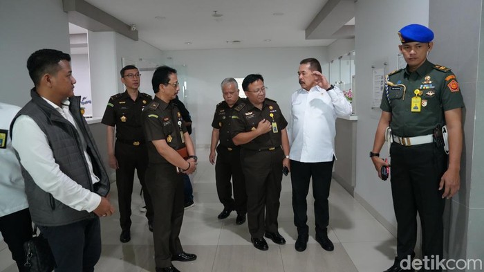 https://awsimages.detik.net.id/community/media/visual/2025/05/27/jaksa-agung-jenguk-pegawai-jadi-korban-pembacokan-di-sawangan-depok-dok-ist-1748325583559_169.jpeg?q=90&w=700