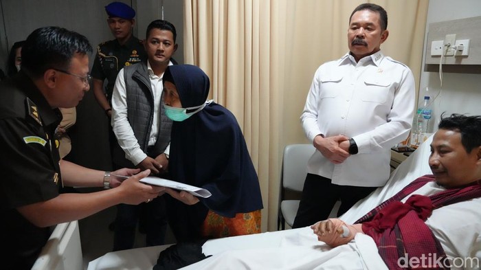 Jaksa Agung jenguk pegawai jadi korban pembacokan di Sawangan Depok. (Dok. ist)
