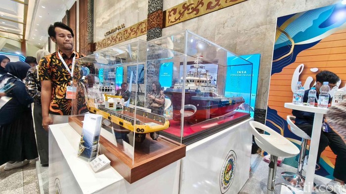 Pengunjung melihat pameran Indonesia Maritime Week 2025 di Jakarta International Convention Center, Jakarta, Selasa (27/5/2025). Pameran tersebut digelar sebagai forum kerja sama internasional dalam penguatan sektor maritim serta untuk menawarkan akses terhadap peluang kerja di bidang maritim.