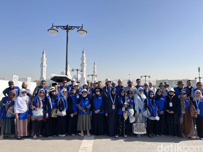 Jemaah haji Aida Tourindo ziarah di tempat-tempat bersejarah Madinah, Selasa (27/5/2025).