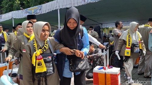 Jemaah haji asal Mataram saat dilepas di Halaman Kantor Wali Kota Mataram beberapa waktu lalu. (Nathea Citra/detikBali)
