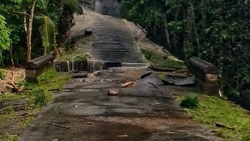 Jembatan putus akibat banjir di wilayah Karangasem, Selasa (27/5/2025). (istimewa)