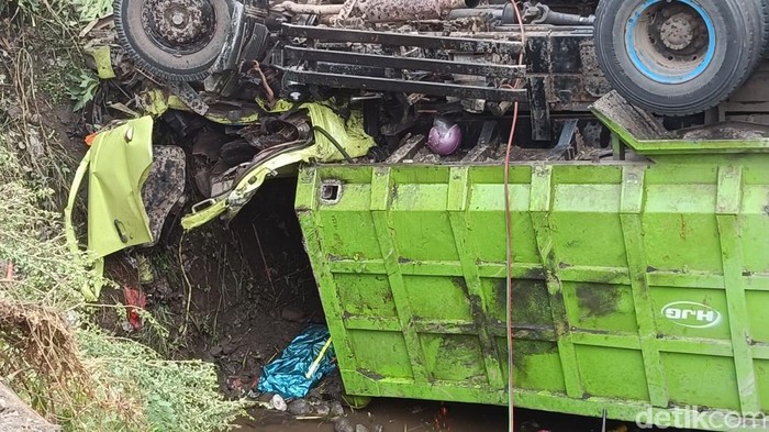 Jenazah korban kecelakaan maut truk tabrak pikap dan motor di Probolinggo.