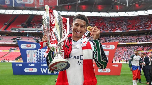 LONDON, ENGLAND - MAY 24: Jobe Bellingham of Sunderland with the trophy and his winners medal during the Sky Bet Championship Play-Off Final match between TBC and TBC at Wembley Stadium on May 24, 2025 in London, England. This weekend's EFL play-off matches at Wembley will all kick-off one minute late, to raise awareness for the 'Every Minute Matters' campaign, which aims to encourage people to learn CPR. (Photo by Charlotte Wilson/Offside/Offside via Getty Images)