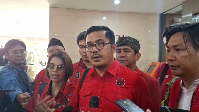 Sejumlah Kader PDIP melaporkan Menteri Koperasi Budi Arie Setiadi ke Bareskrim Polri, (27/5/2025). Pelaporan itu terkait ucapan Budi Arie yang menuding PDIP ada di balik peredaran judi online (judol).