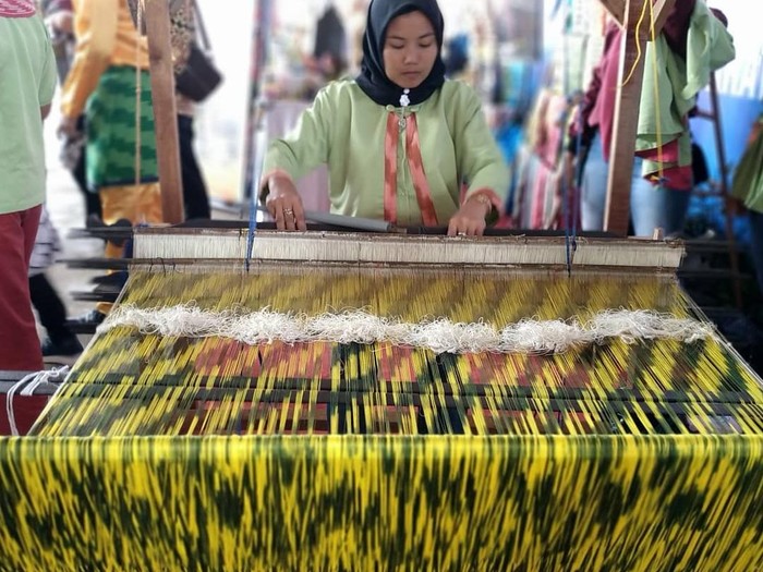 Kampung Tenun Khatulistiwa.