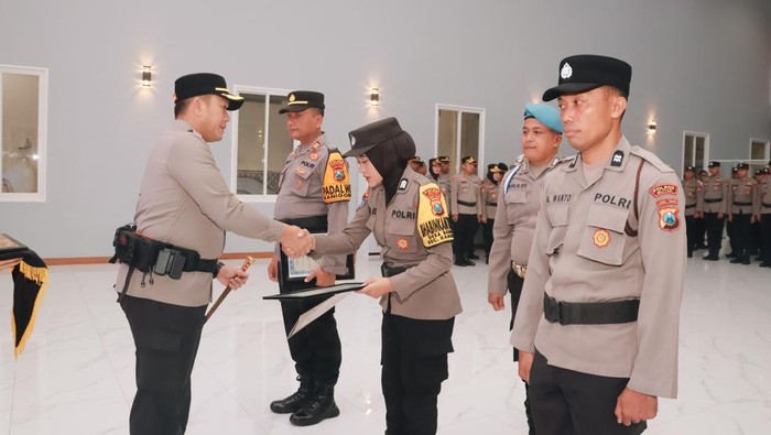 Kapolres Blitar, AKBP Arif Fazlurrahman memberikan pengharggan polisi berprestasi di Aula Tantya Sudhirajati Polres Blitar