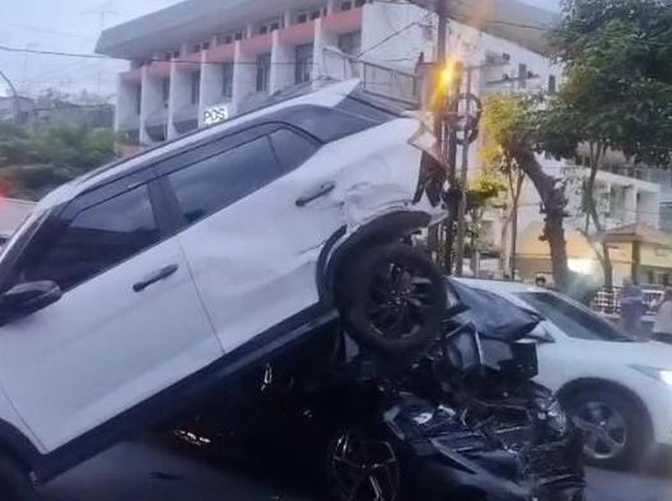 Penampakan 10 Kendaraan Rusak Usai Kecelakaan Beruntun di Medan