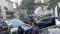 Kecelakaan terjadi pada Senin (26/5) sore sekitar pukul 17.15 WIB. Kecelakaan itu berawal dari mobil listrik BYD oleng sehingga menabrak mobil Avanza berakibat menyenggol mobil Wuling.dan mobil lainnya.  (Dok. Polrestabes Medan)