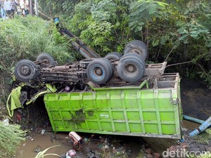 Satu Korban Terjepit di Kabin Truk dalam Kecelakaan Maut Probolinggo