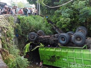 Video Truk Tabrak Motor-Pikap di Probolinggo, 4 Orang Tewas