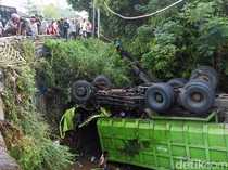 Video Truk Tabrak Motor-Pikap di Probolinggo, 4 Orang Tewas