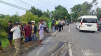 Tiba-tiba truk itu kehilangan kendali hingga menabrak sejumlah kendaraan.