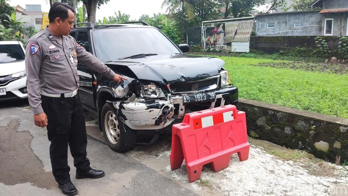 Kecelakaan di Sleman Kondisi kendaraan yang terlibat dalam kecelakaan di Jalan Palagan, Ngaglik, Sleman, saat berada di Polsek Ngaglik, Senin (26/5/2025). Laka pada Sabtu (24/5) itu menewaskan mahasiswa UGM bernama Argo Ericko Achfandi.