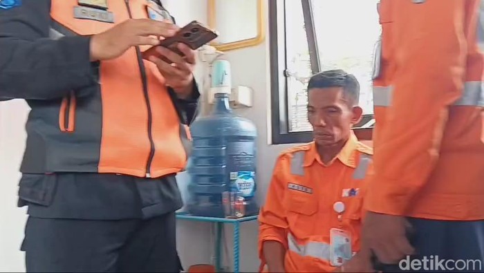 Agus Supriyadi (49), penjaga pelintasan KA di Kelurahan Mangge, Kecamatan Barat, Magetan yang telah ditetapkan sebagai tersangka