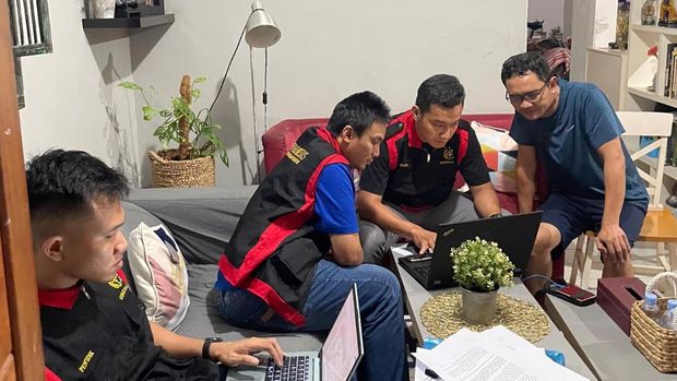 Kejari Karanganyar saat melakukan penggeledahan di Bandung, pada Minggu (25/5/2025).